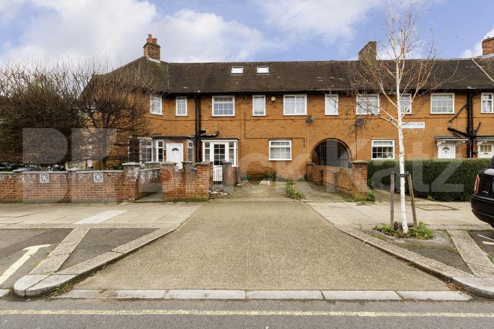			3 Bedroom, 1 bath, 1 reception House			 Wormholt Road, Shepherds Bush